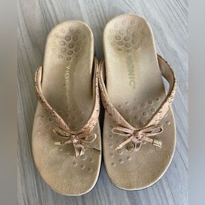Vionic Womens Rose Gold Bow Cork-Pattern Flip Flop Sandals